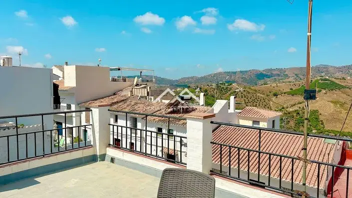 Adosado en Frigiliana con Jardin y Establo