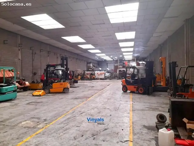 Nave Industrial 1600m2 con Altillo y Patio