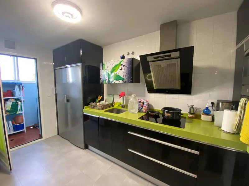 Apartamento en venta. Ubicación residencial zona tranquila con parking de entrada y de salida privada cuenta con vestidor amplio y muchas mas opciones