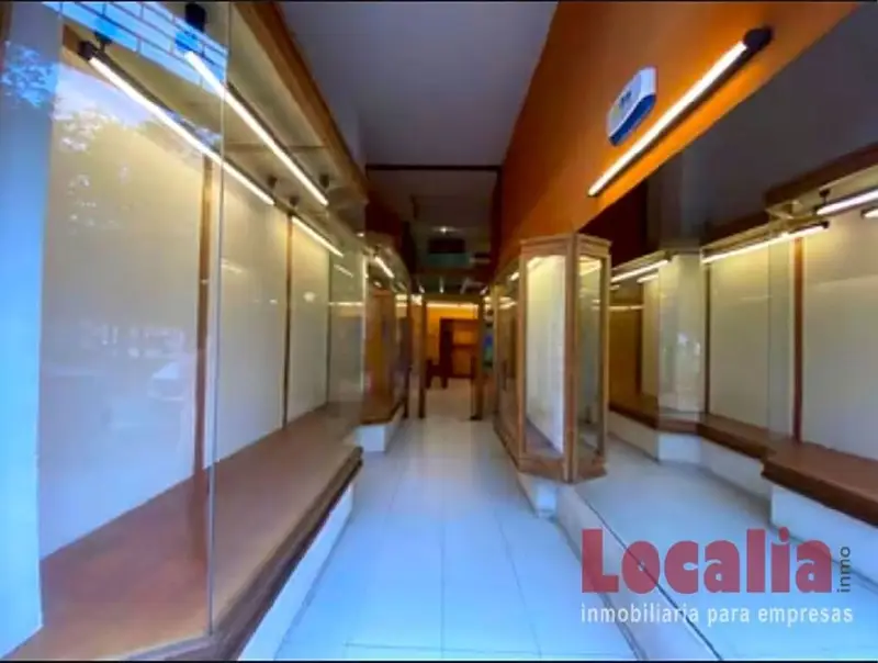 Venta Local Comercial 80m² Torrelavega