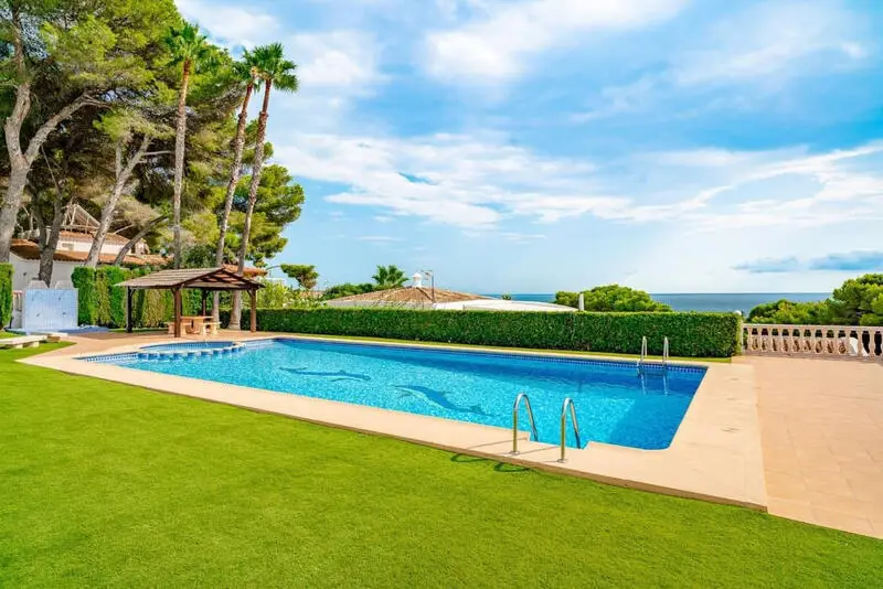 Dúplex Reformado en Moraira con Vistas al Mar