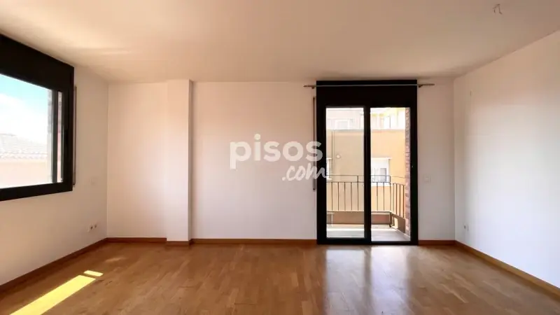 Piso en Alquiler con Terraza y Parking en Zona Tranquila