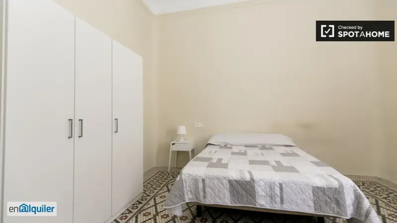 Habitacion Amueblada en Granada con Ascensor para Mujeres