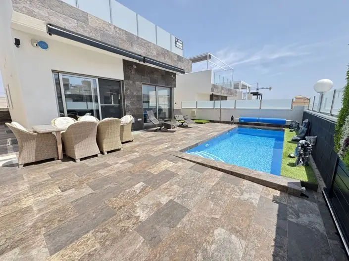 Villa de Lujo 4 Dormitorios Piscina Climatizada Energia Solar