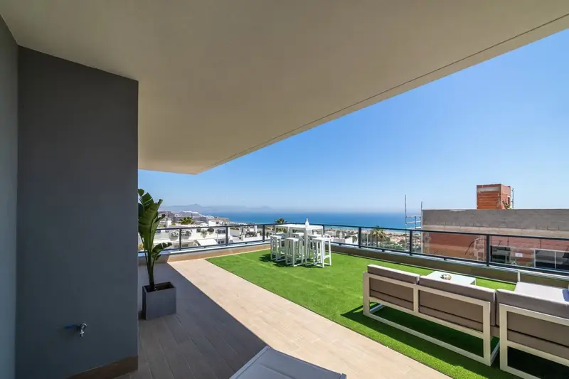 Apartamentos en Gran Alacant con Vistas al Mar y Acceso a la Playa