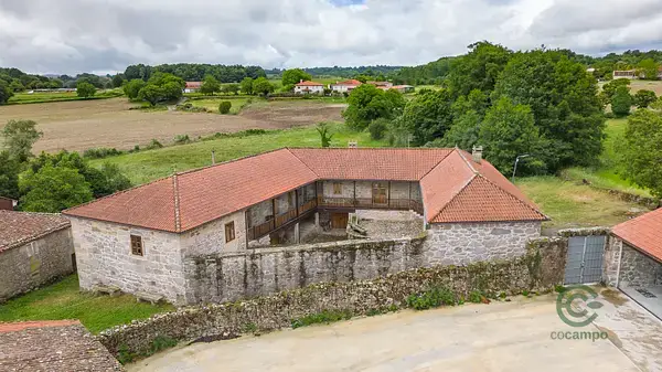 Casa Rural Gallega con Encanto: Amplias Habitaciones y Hórreo