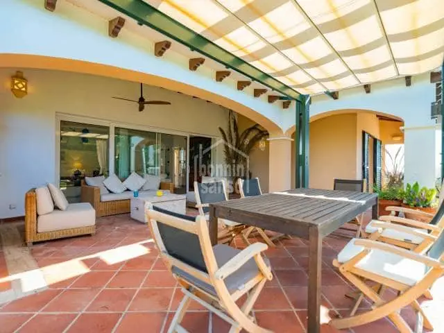 Chalet con Encanto en Menorca: Vistas al Mar y Piscina Privada