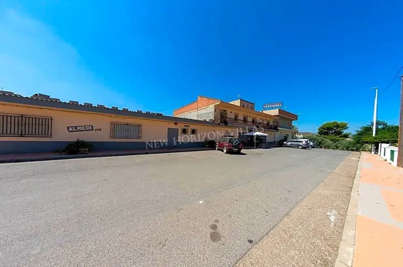 Chalet Comercial con Bar y Discoteca en La Alfoquia