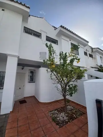 Casa en Nueva Andalucía 5 Dormitorios Primera Linea de Golf