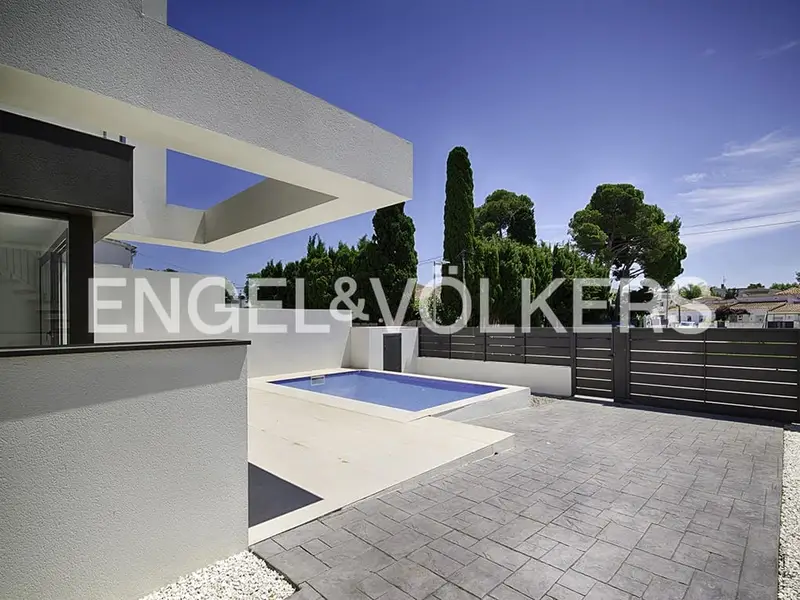 Adosado en Venta Empuriabrava: Moderno con Piscina y Parking