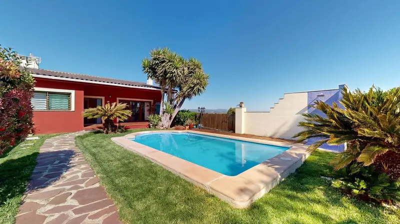 Chalet Pareado en Montserrat con Piscina y Garaje Triple