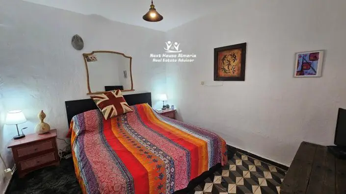 Casa de Pueblo con 5 Dormitorios y Gran Jardin en Uleila del Campo