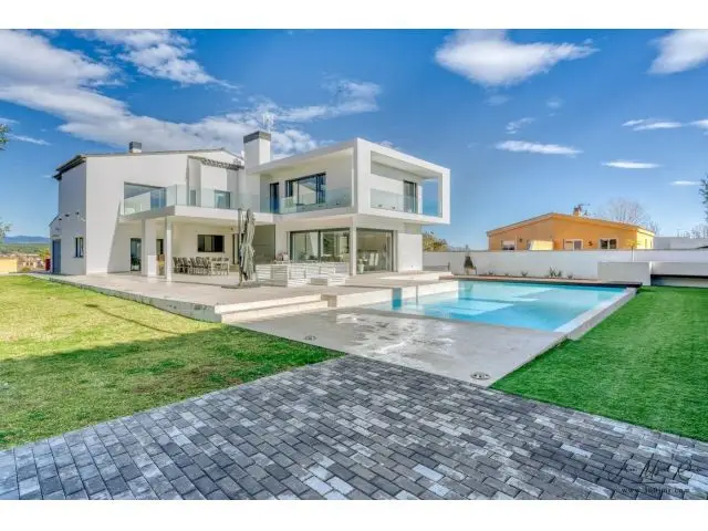 Chalet de Lujo en Girona con Piscina y Jacuzzi