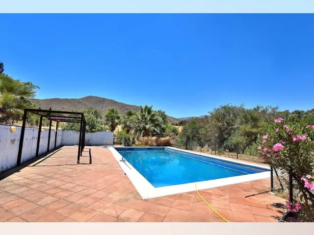 Finca con 4 Dormitorios y Piscina en Mijas