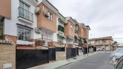 Casa Pareada en Peligros, 3 Dormitorios, Garaje Doble y Patio