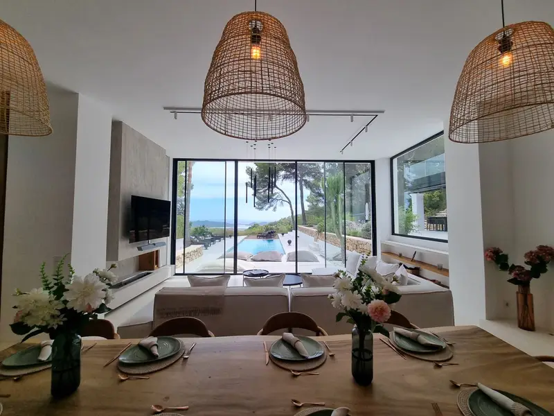 Villa de Lujo en Ibiza con Vistas al Mar y Piscina