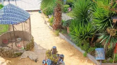 Chalet con Almacenes y Piscina en Tarragona