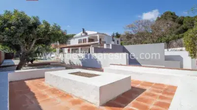 Chalet en Venta en Cabrils con Vistas al Mar y 3 Viviendas
