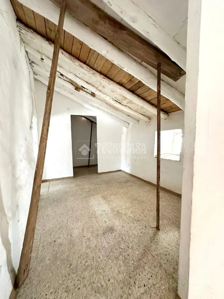 Casa en Venta en Ardales: 2 plantas, 5 dormitorios, amplio solar