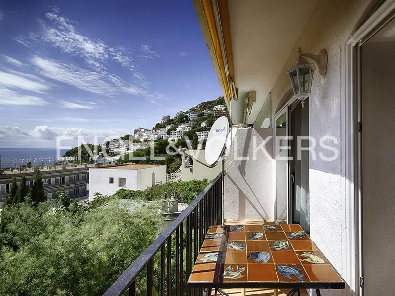 Apartamento en Roses con Vistas a la Playa de Canyelles y Licencia Turistica