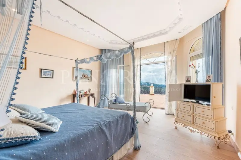 Villa de Lujo con Vistas Panorámicas en Estepona