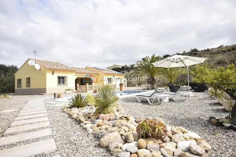Chalet en Venta Partaloa Almeria Piscina Privada Garaje Jardin