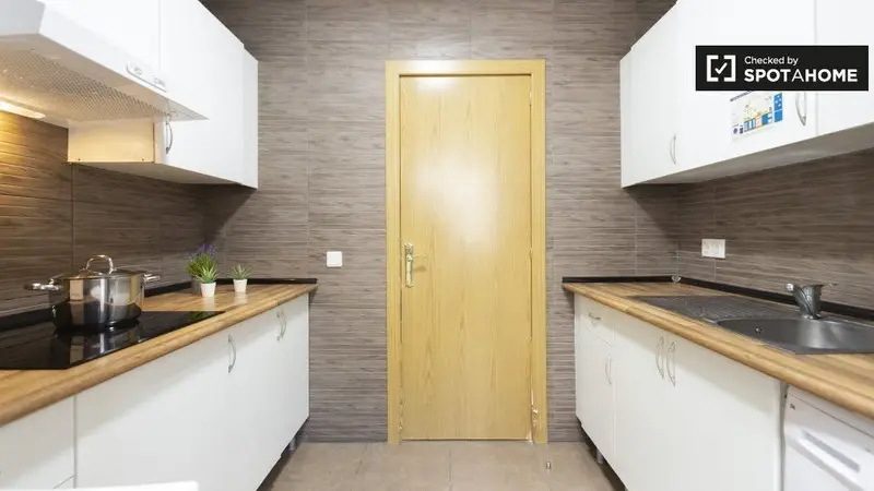 Apartamento de 6 Dormitorios y 2 Baños en Madrid