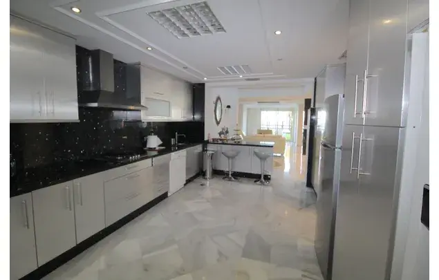 Apartamento 4 Dormitorios 450m2 Puerto Banus Primera Linea de Playa