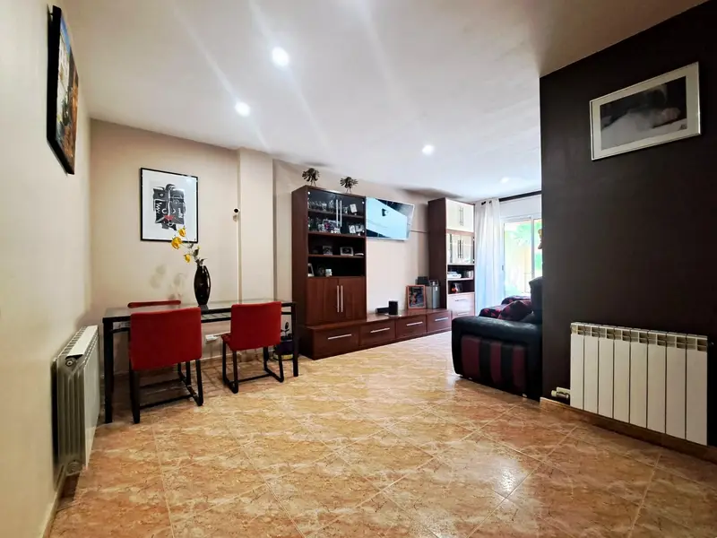 Piso en venta. Planta baja de dos habitaciones, con terraza, parking y trastero, en finca seminueva, muy bien distribuida, con espacios amplios.