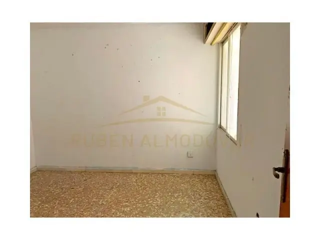 Casa Adosada en Elda con Gran Potencial para Reformar