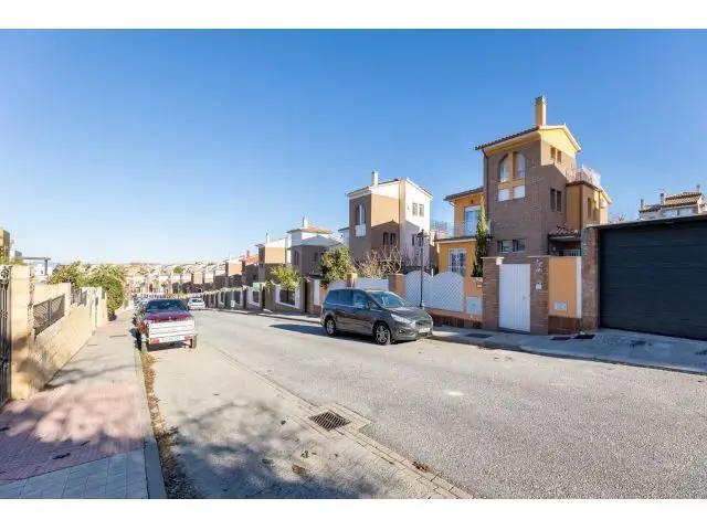 Chalet con Piscina en Urbanizacion Privada Dilar