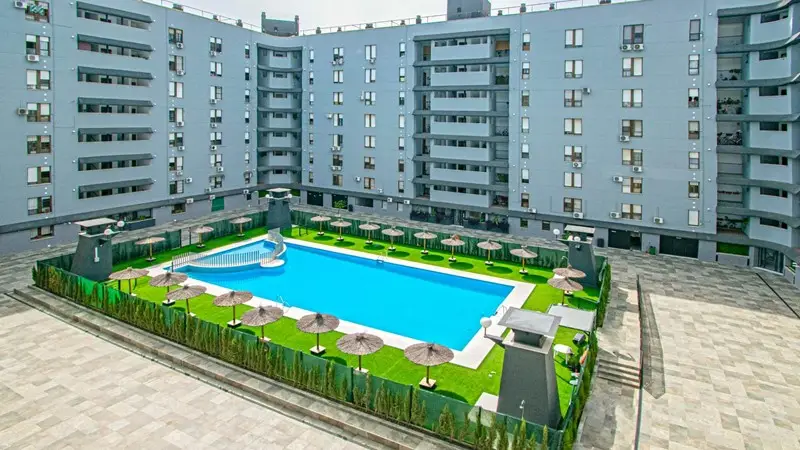 Piso en Sevilla Este con Piscina y Garaje