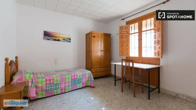 Bonita Habitacion con Escritorio en Apartamento céntrico