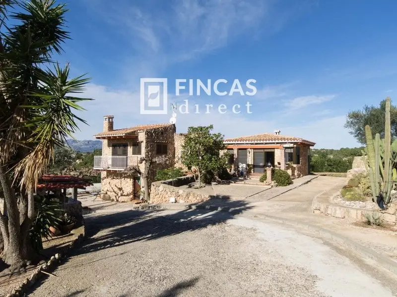 Chalet en venta cerca de Tortosa con vistas al valle