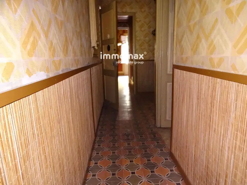 Chalet en venta en Tortosa 599m2 con tres viviendas y locales comerciales