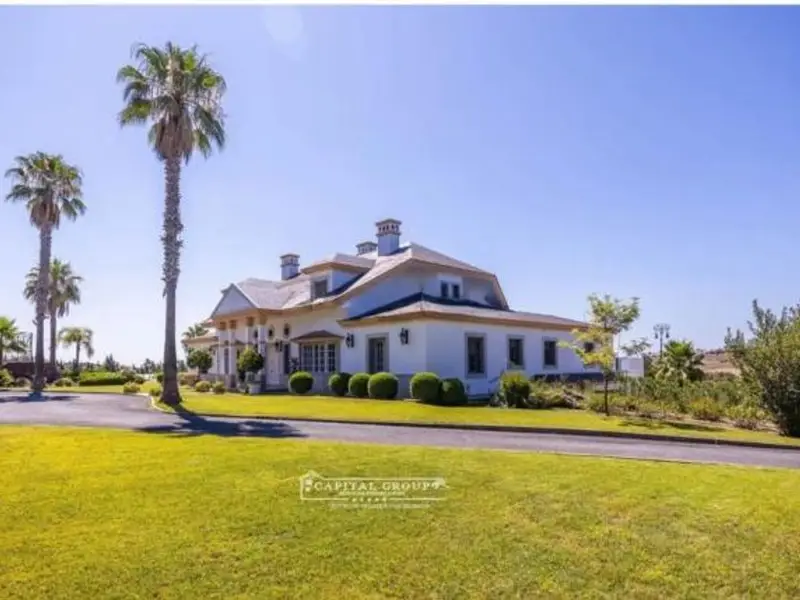 Villa de Lujo en Huelva: Piscina, 6 Dormitorios, 6 Baños, Gimnasio y Pista de Tenis