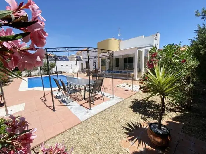 Villa en Venta 3 Dormitorios Piscina Privada Cerca de Servicios
