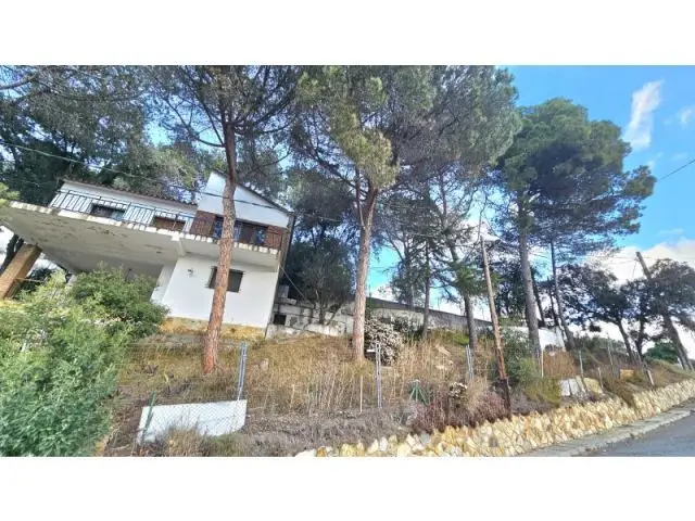Casa a Reformar en Argentona con Piscina y Parking