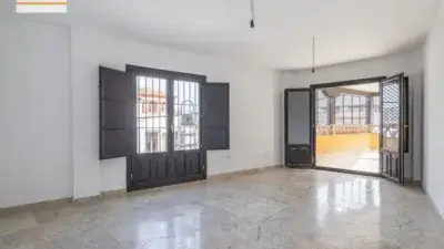 Piso en Venta en La Zubia con Garaje y Ascensor