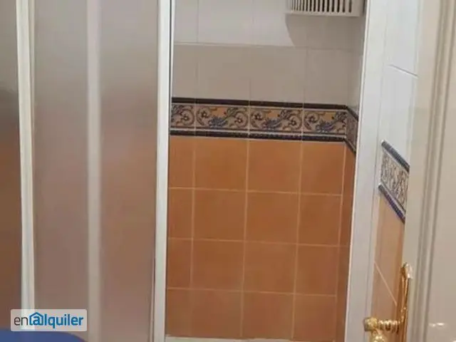 Piso Céntrico en Málaga: 3 Dormitorios, 2 Baños, Cocina Amueblada