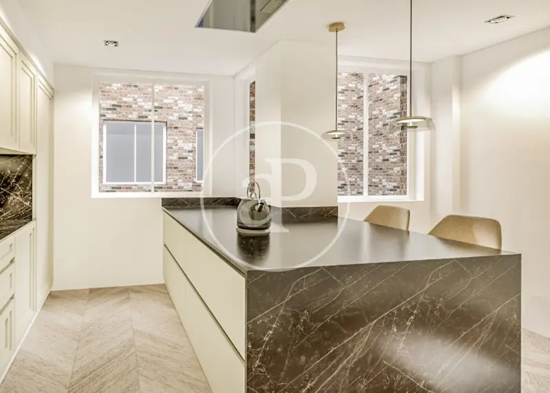 Piso en Venta en Jerónimos: Lujo y Confort en Finca Señorial