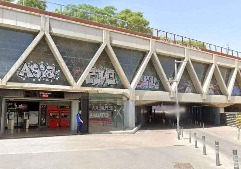 Casa con 4 Viviendas en Collblanc-Torrassa Cerca Camp Nou