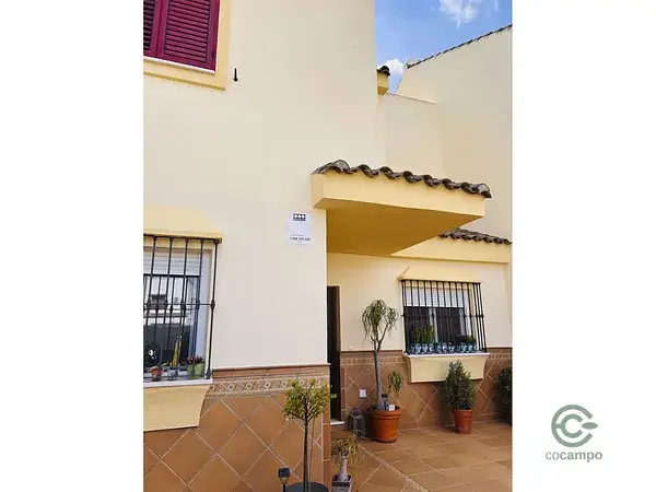 Casa pareada en Algeciras con 4 dormitorios y jardín