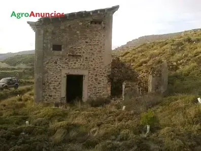 Venta  de Finca con cortijo a restaurar con agua en Almería