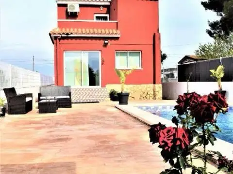 Chalet en Playa Burriana con Piscina y Garaje