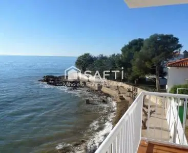 Villa en Primera Linea de Mar con Jardin Impresionante