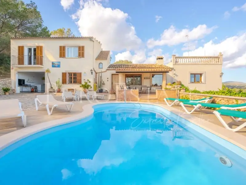 Finca con Vistas al Mar y Piscina Privada en Mallorca