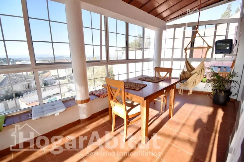 Chalet Reformado en Torrent con Piscina y Garaje