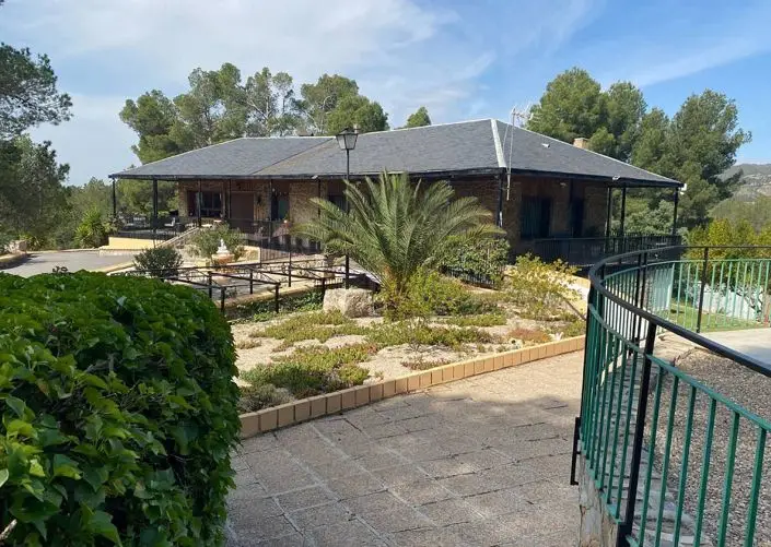 Villa de Lujo con 5 Dormitorios y Piscina Privada en Sax