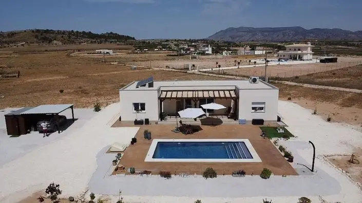 Villa 3 Dormitorios Pinoso Piscina Privada Diseño Moderno